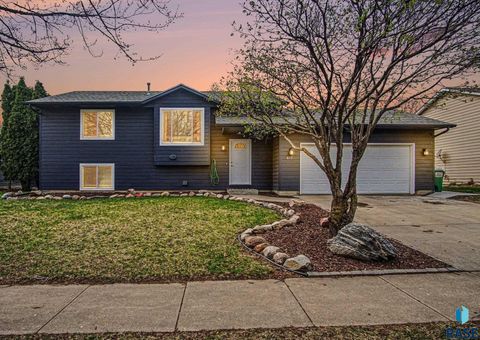 Photo of 617 S Hickory Ln, Harrisburg, SD 57032 (MLS # 22602588)