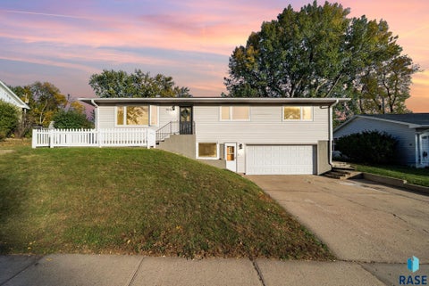 Photo of 908 S Paulton Ave, Sioux Falls, SD 57103 (MLS # 22607909)