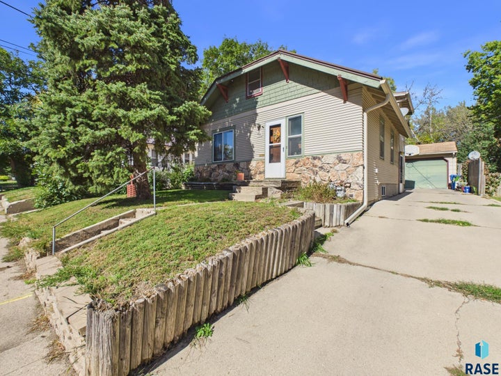 Photo 1 of 29 — 1006 W 5th St, Sioux Falls, SD 57104