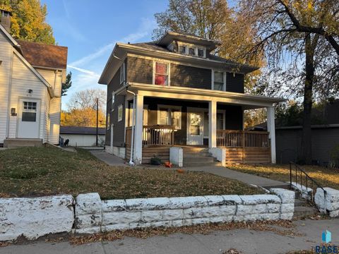Photo of 608 N Walts Ave, Sioux Falls, SD 57104 (MLS # 22509198)