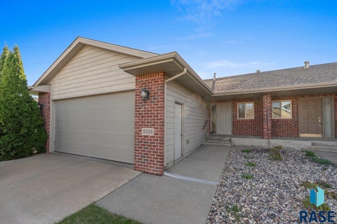 Homes For Sale - 3703 S Banyan Avenue<br/> Sioux Falls, SD 57110