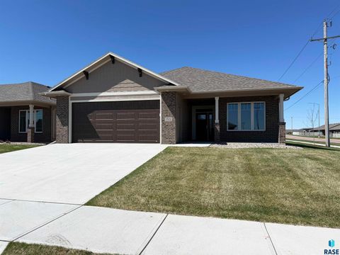 Photo of 1501 S Wheatland Ave, Sioux Falls, SD 57106 (MLS # 22506654)