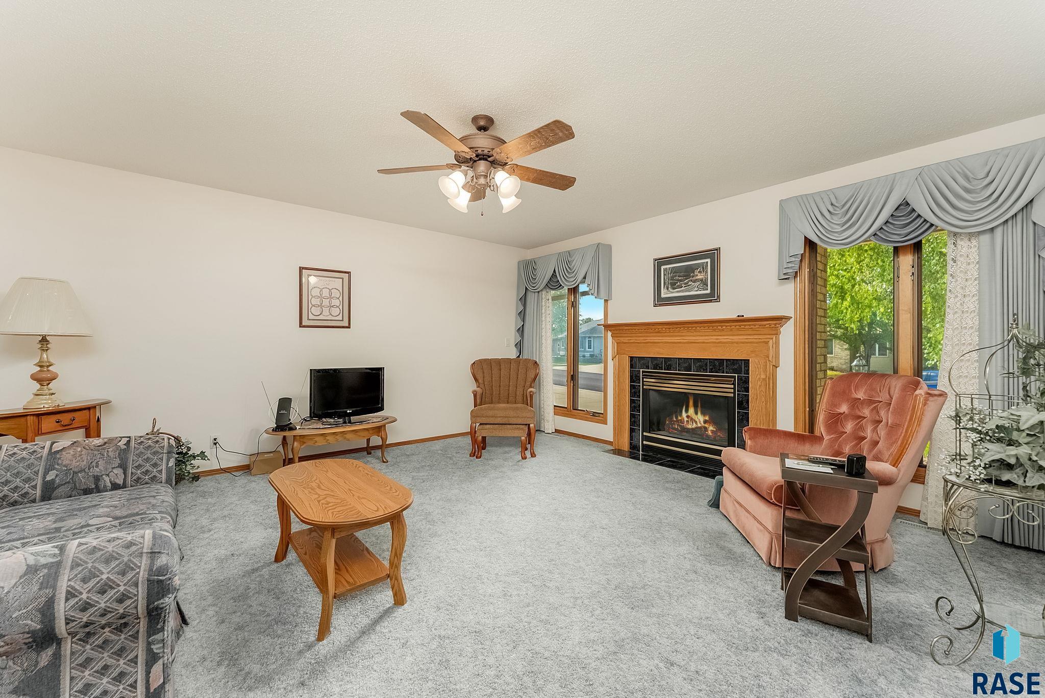 412 E Meadowlark Cir