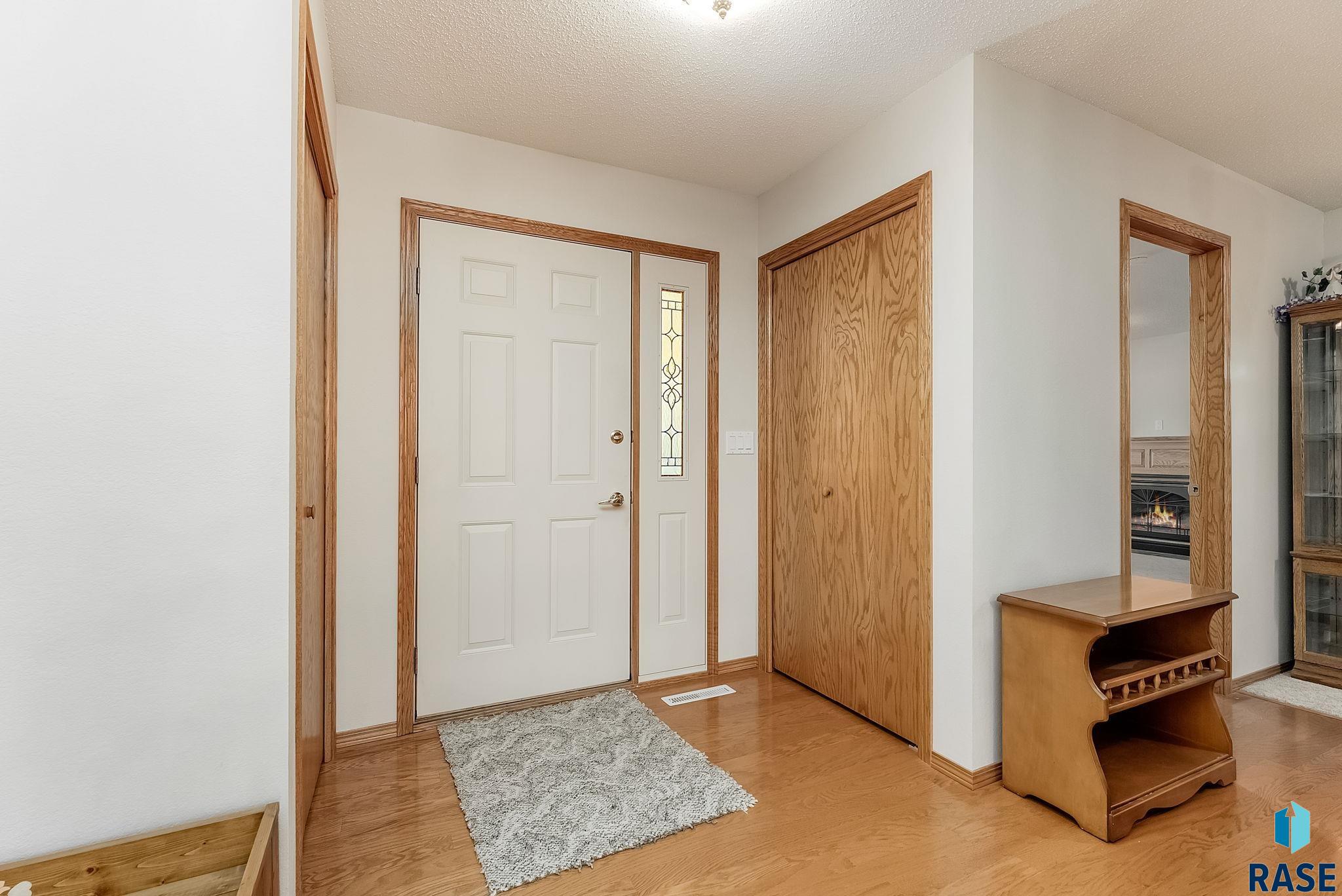 412 E Meadowlark Cir