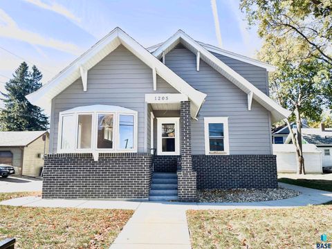 Photo of 1205 S 7th Ave, Sioux Falls, SD 57105 (MLS # 22601213)