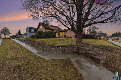 Photo of 323 N Catherine Ave, Madison, SD 57042 (MLS # 22602489)