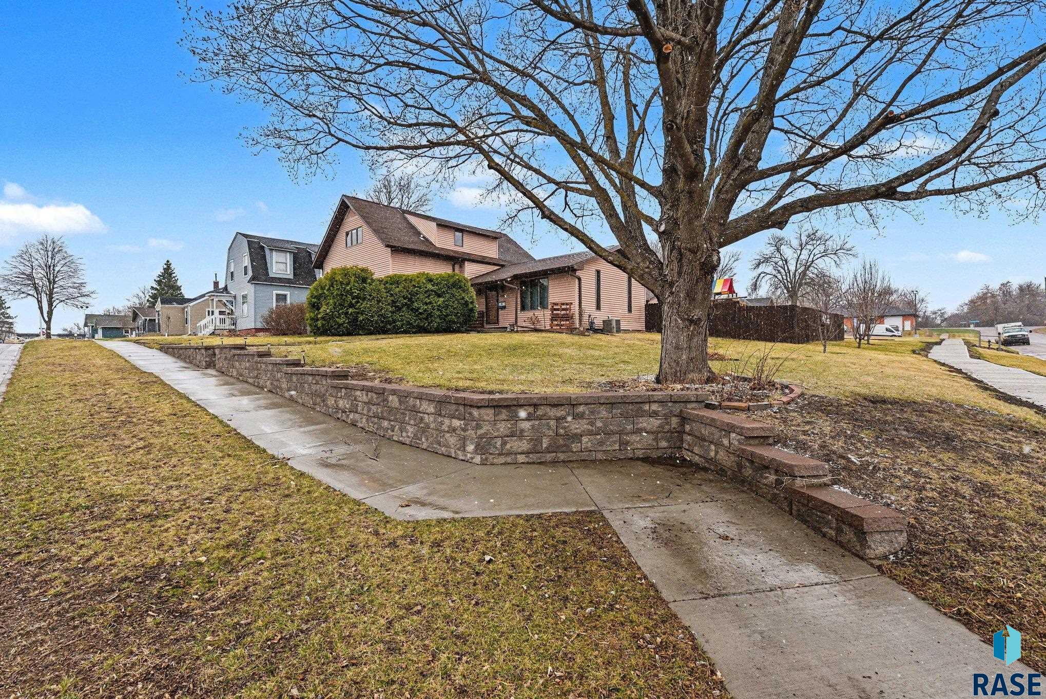 323 N Catherine Ave - Photo 2