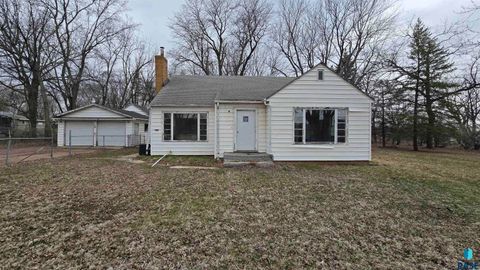 Photo of 813 S Sycamore Ave, Sioux Falls, SD 57110 (MLS # 22602883)