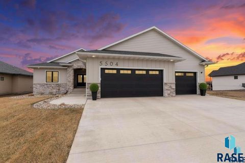 Photo of 5504 E Morningside Cir, Sioux Falls, SD 57110 (MLS # 22601874)