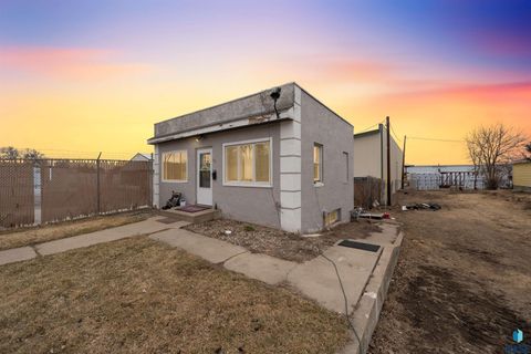 Photo of 710 S 4th Ave, Sioux Falls, SD 57104 (MLS # 22601780)