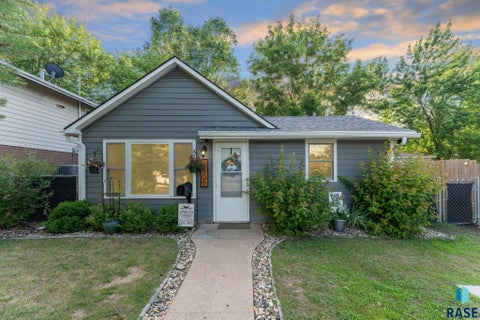 Homes For Sale - 1409 S Van Eps Avenue<br/> Sioux Falls, SD 57105