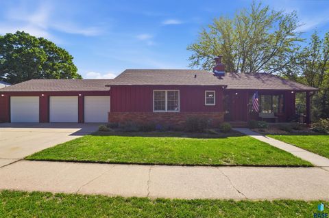 Photo of 920 S Willow Ave, Sioux Falls, SD 57104 (MLS # 22603452)