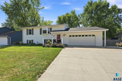 Homes For Sale - 113 Ivy Lane<br/> Lincoln County, Harrisburg, SD 57032