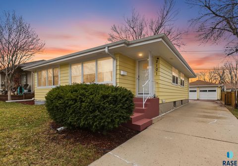 Photo of 2101 S Willow Ave, Sioux Falls, SD 57105 (MLS # 22602298)