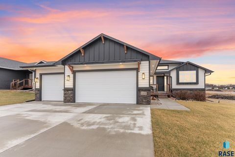 Photo of 1109 N Willow Creek Ave, Sioux Falls, SD 57110 (MLS # 22602276)