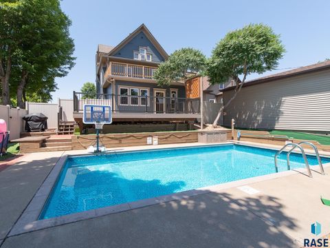 Photo of 1120 S Center Ave, Sioux Falls, SD 57105 (MLS # 22602067)