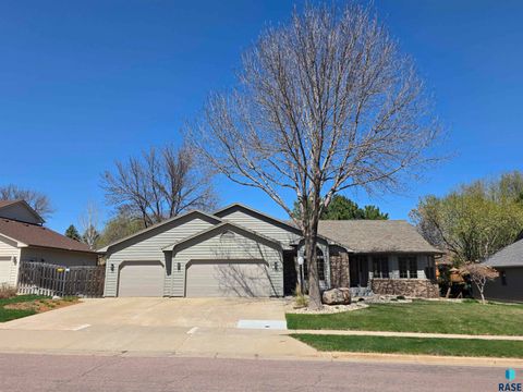 Photo of 720 E 61st St, Sioux Falls, SD 57108 (MLS # 22508174)