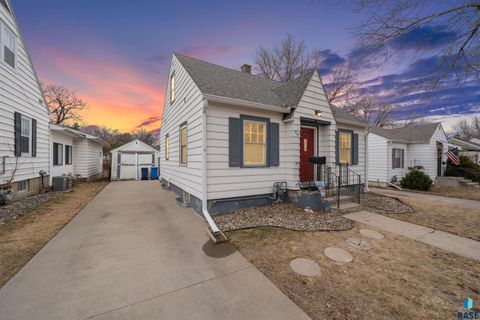 Photo of 717 S Glendale Ave, Sioux Falls, SD 57104 (MLS # 22601856)