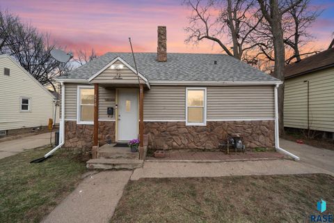 Photo of 516 S Willow Ave, Sioux Falls, SD 57104 (MLS # 22602361)