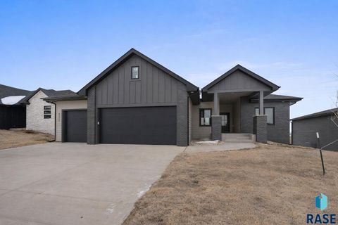 Photo of 8312 E Wicker Ct, Sioux Falls, SD 57110 (MLS # 22509237)