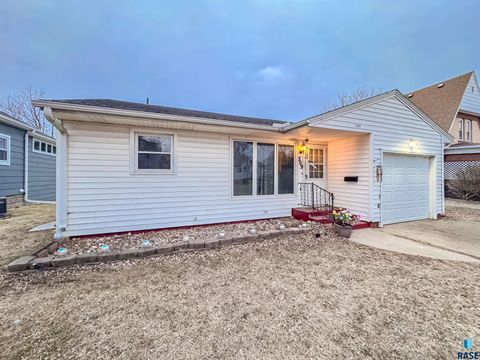 Homes For Sale - 309 S 1st Street<br/> Union County, Beresford, SD 57004