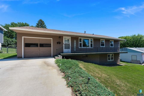 Homes For Sale - 1108 S Laurie Drive<br/> Minnehaha County, Sioux Falls, SD 57103