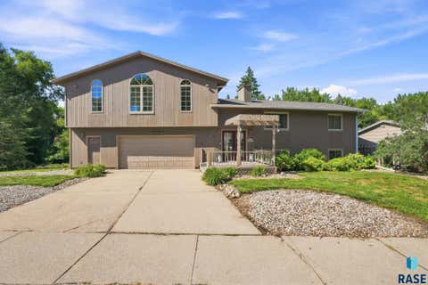 Homes For Sale - 2000 E Tracy Lane<br/> Sioux Falls, SD 57103