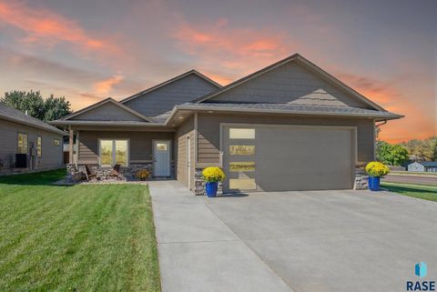 Photo of 1201 S Foss Ave, Sioux Falls, SD 57110 (MLS # 22507801)