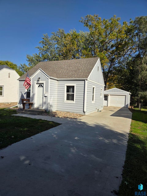 Photo of 1214 S Glendale Ave, Sioux Falls, SD 57104 (MLS # 22607973)