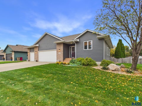 Photo of 1701 S Paisley Ln, Sioux Falls, SD 57106 (MLS # 22607876)