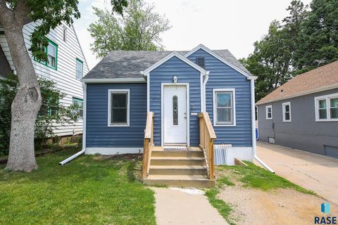 Photo of 1904 S Duluth Ave, Sioux Falls, SD 57105 (MLS # 22602754)