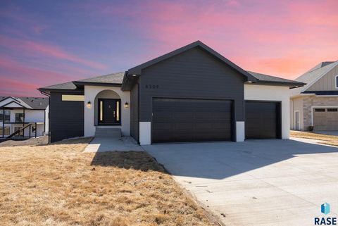 Photo of 8309 E Sheridan Cir, Sioux Falls, SD 57110 (MLS # 22602927)