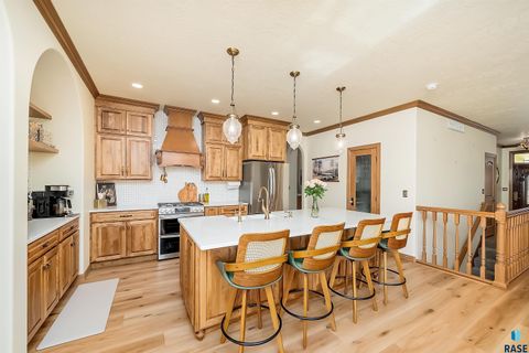 Photo of 821 N Sylvan Dr, Sioux Falls, SD 57110 (MLS # 22600332)