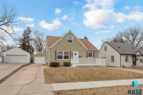Photo of 2213 S Hawthorne Ave, Sioux Falls, SD 57105 (MLS # 22601240)