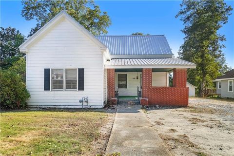 Photo of 604 8th Street N, Clanton, AL 35045 (MLS # 7665324) Photo of 604 8th Street N, Clanton, AL 35045 (MLS # 7665324)