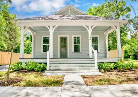 Photo of 1104 Marine Street, Mobile, AL 36605 (MLS # 7610956) Photo of 1104 Marine Street, Mobile, AL 36605 (MLS # 7610956)