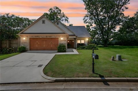 Photo of 2326 Snowden Place W, Mobile, AL 36609 (MLS # 7639816)