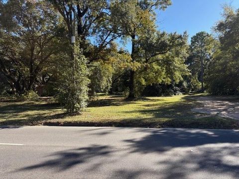 Photo of 4031 Cottage Hill Road, Mobile, AL 36609 (MLS # 7660807)