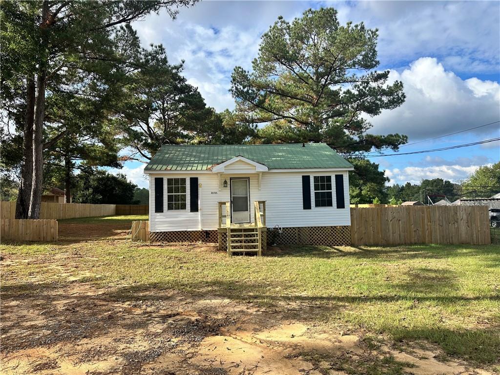 View of front of home featuring a front yard