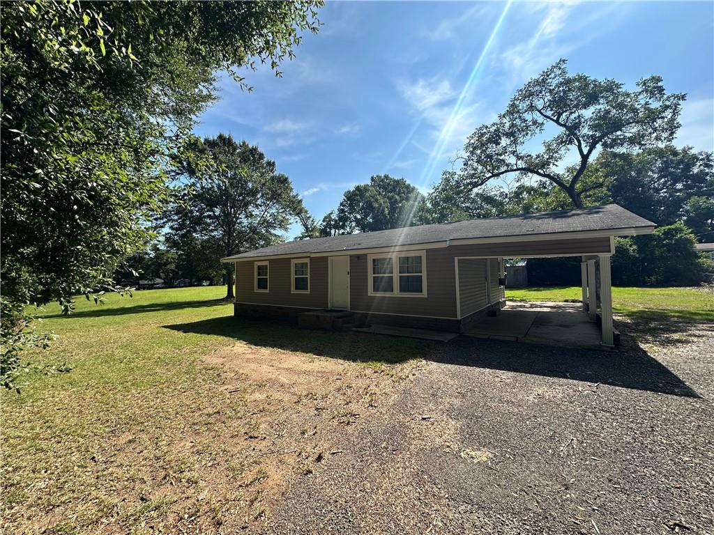 Manufactured / mobile home with a front yard and crawl space