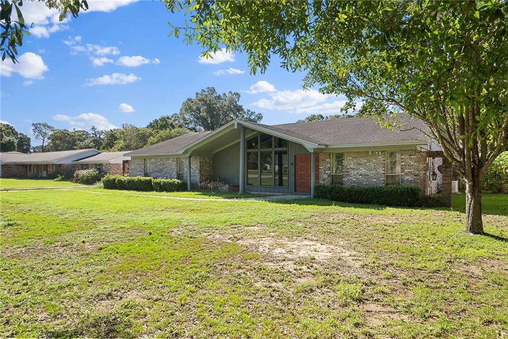 504 Vaughn Drive N - Photo 2