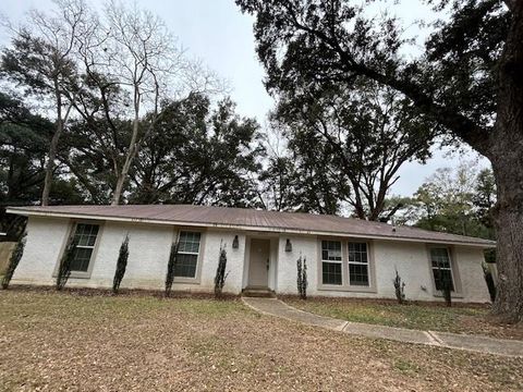 Photo of 8051 Kimberlin Drive S, Mobile, AL 36695 (MLS # 7715827)