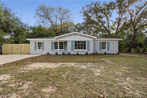 Photo of 7181 Peachtree Lane N, Mobile, AL 36618 (MLS # 7690029)