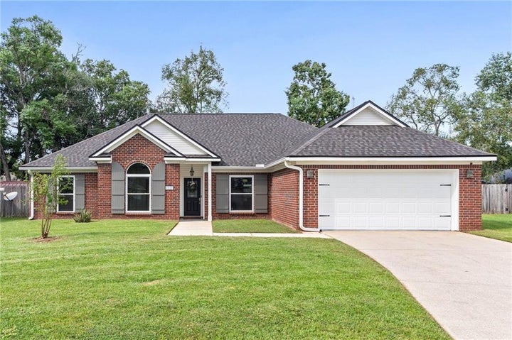 Photo 1 of 33 — 8522 Southern Oak Court, Mobile, AL 36695