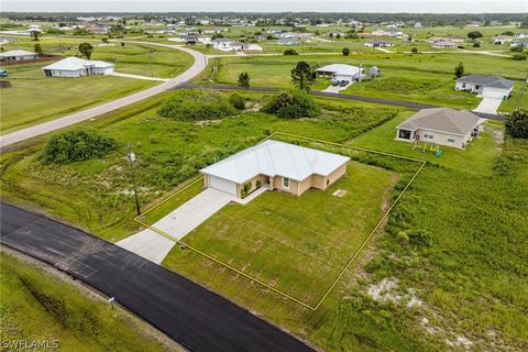 A home in LABELLE