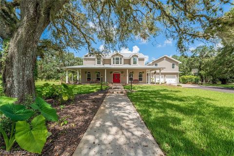 A home in LABELLE