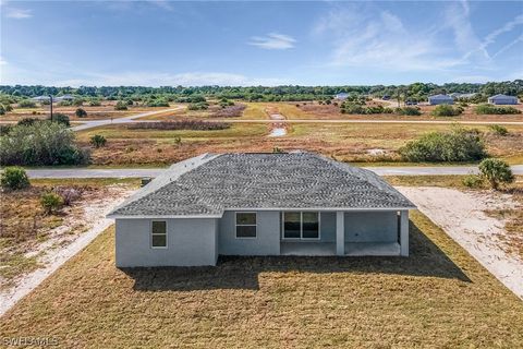 A home in LABELLE