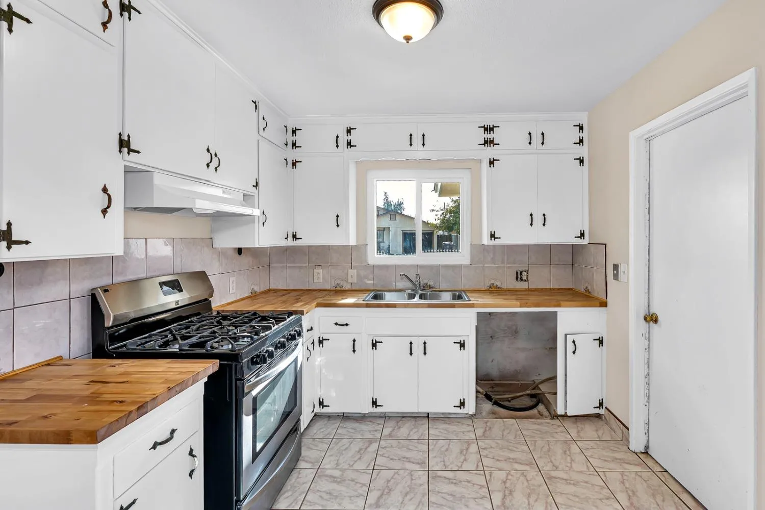 Coalinga, California 93210, United States, 3 Bedrooms Bedrooms, ,2 BathroomsBathrooms,Residential,Pending,28087