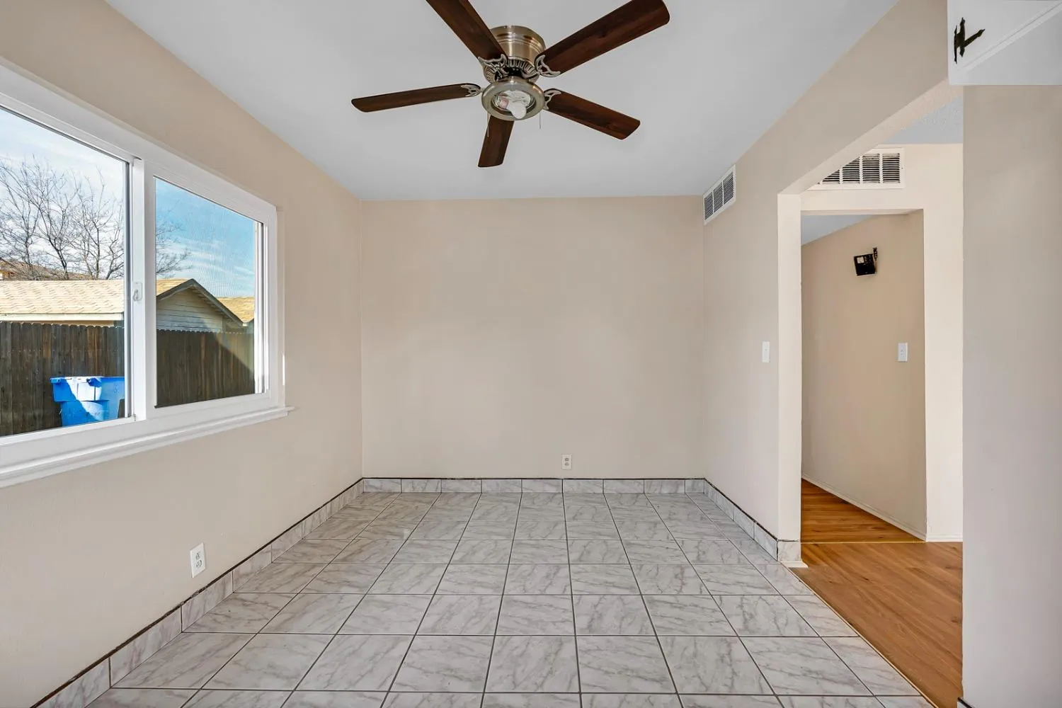 Coalinga, California 93210, United States, 3 Bedrooms Bedrooms, ,2 BathroomsBathrooms,Residential,Pending,28087