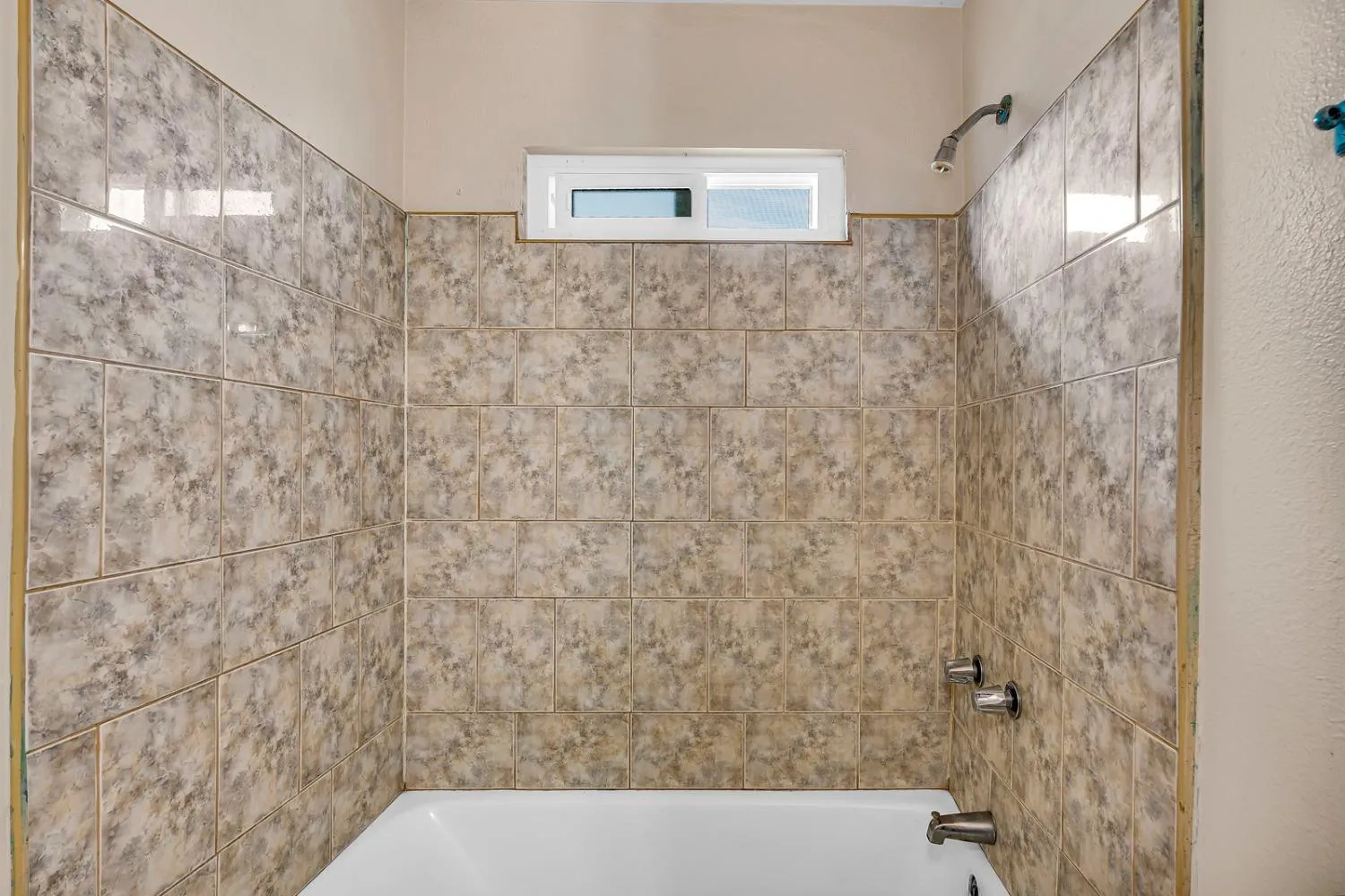 Coalinga, California 93210, United States, 3 Bedrooms Bedrooms, ,2 BathroomsBathrooms,Residential,Pending,28087